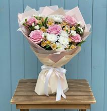 Букет цветов из:  Гвоздики, Орхидеи и Розы в Валуйках