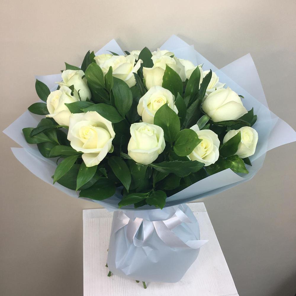 Букет 15 Белых роз Проуд в Валуйках