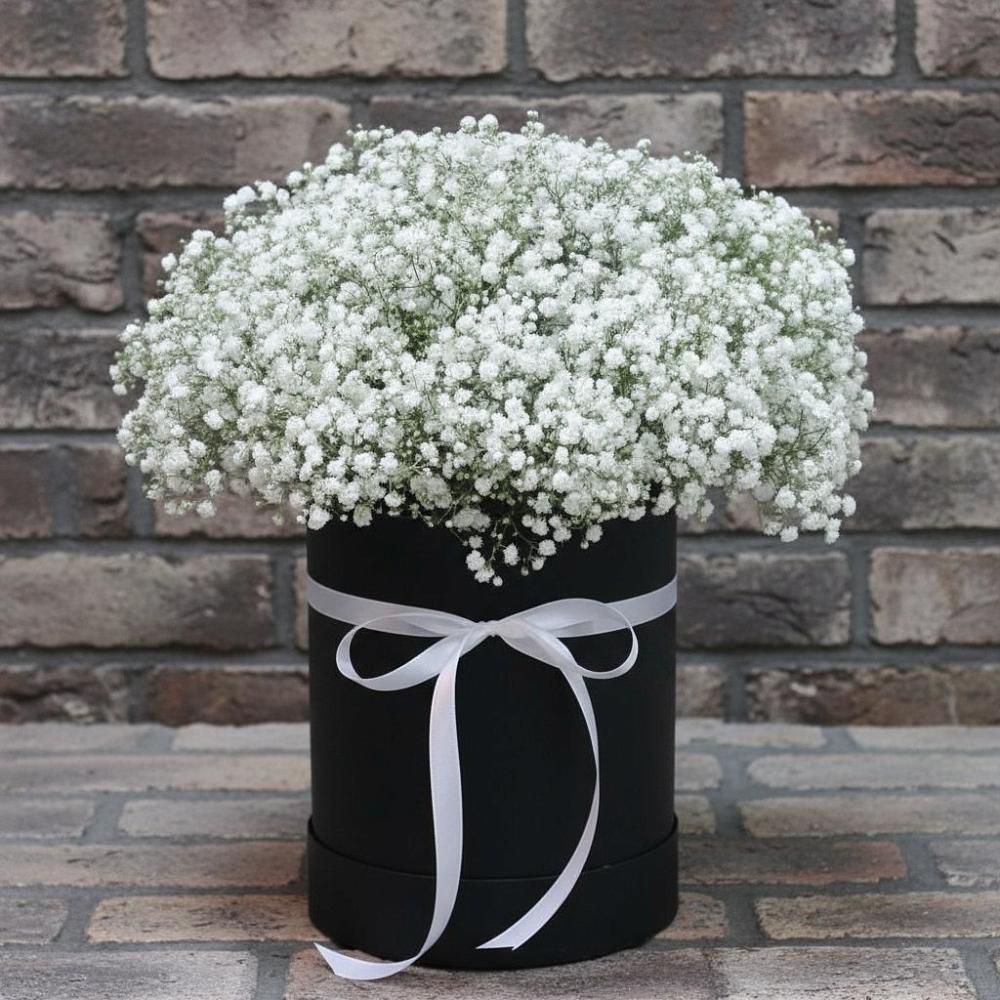 Цветочная композиция из Гипсофила в шляпной коробке в Валуйках