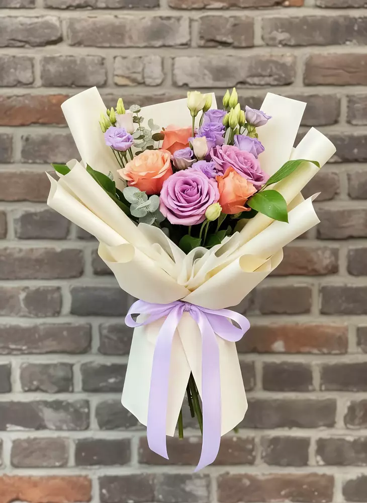 Букет цветов из: Лизиантусы и Розы в Валуйках