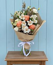 Букет цветов из:  Альстромерии, Лизиантусы, Розы и Хризантемы в Валуйках