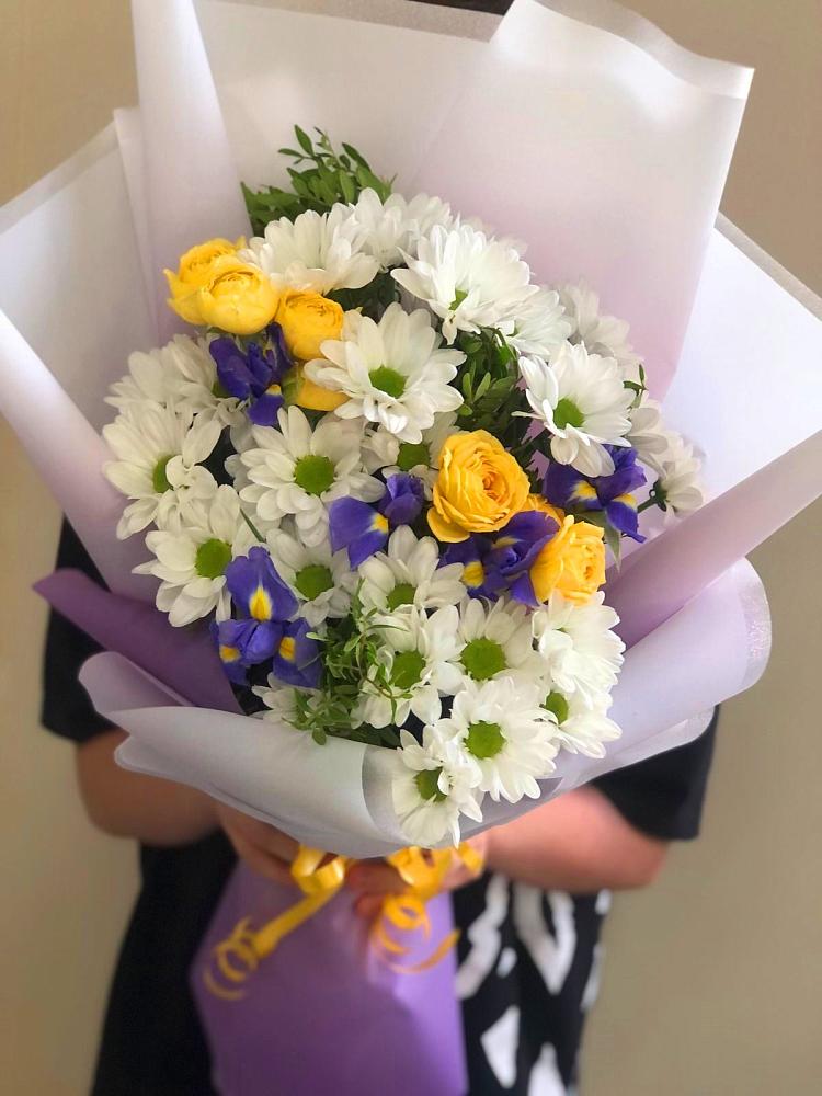 Букет цветов из: Ирисы, Хризантемы и Розы в Валуйках