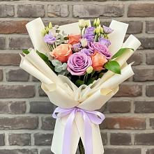 Букет цветов из:  Лизиантусы и Розы в Валуйках