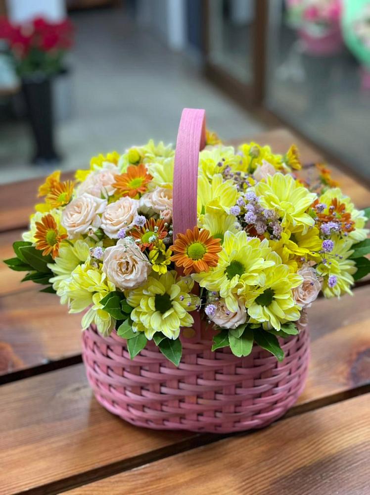 Цветочная композиция из Хризантемы и Розы в корзине в Валуйках