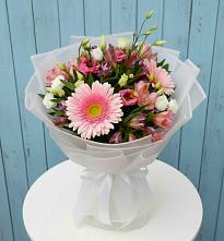Букет цветов из:  Герберы, Альстромерии и Лизиантусы в Валуйках