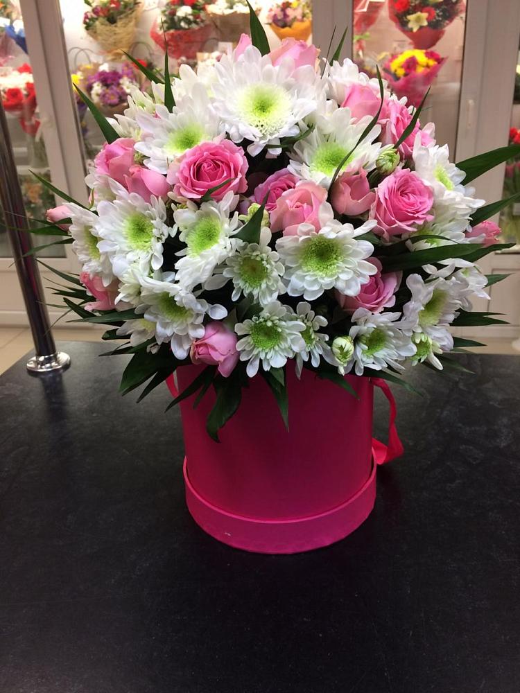 Цветочная композиция из Розы и Хризантемы в шляпной коробке в Валуйках